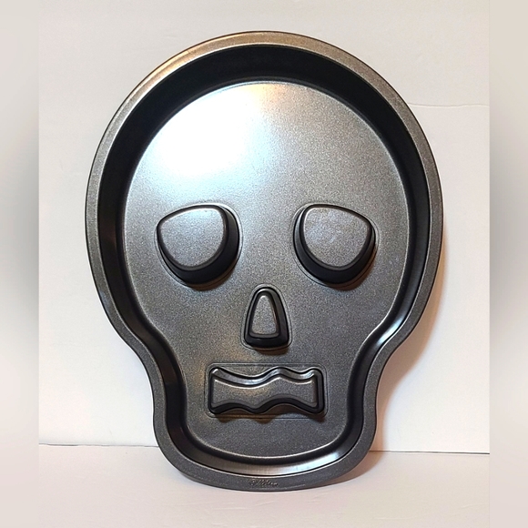 Wilton Skull Cake Pan Non Stick 9.5" x 12" Halloween Skeleton - Picture 1 of 4